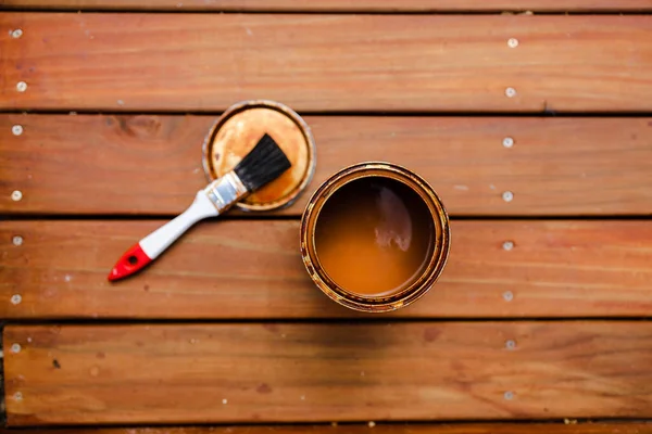 赤い茶色のトーンで屋外の木製の階段の上にデッキ汚れのオープンポット 家の改善と屋外生活の概念 — ストック写真
