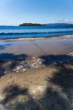 Tazmanya 'daki Verona Kumları' nda el değmemiş sahil manzarası, Avustralya. İlkbaharın başında Peppermint Körfezi yakınlarında.