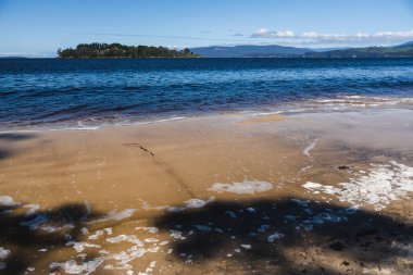 Tazmanya 'daki Verona Kumları' nda el değmemiş sahil manzarası, Avustralya. İlkbaharın başında Peppermint Körfezi yakınlarında.