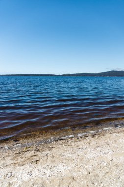 Tazmanya, Avustralya 'da Middleton' daki el değmemiş sahil manzarası ilkbaharın başlarında Peppermint Körfezi yakınlarında.