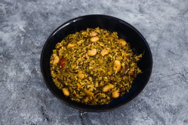 sağlıklı bitkisel yemek tarifleri konsepti, vejetaryen pesto kinoası ve tereyağlı fasulye.