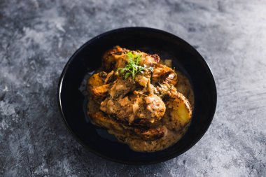 Sağlıklı bitkisel yemek tarifleri konsepti, vejetaryen patates pişirme ve ızgara protein.