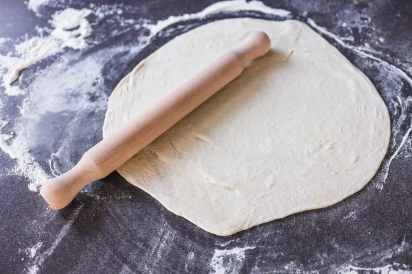 Jednoduchá Koncepce Potravin Pizza Šéfkuchař Rolování Pizza Těsto Válečkem — Stock fotografie