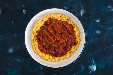 sağlıklı bitkisel yemek tarifleri konsepti, vegan haşlanmış fasulye ve polenta.