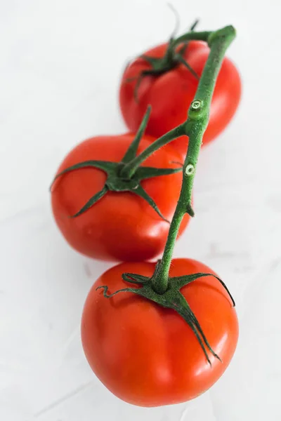 Proste Składniki Koncepcja Diety Całodziennej Zbliżenie Trzech Pomidorów Winorośli Białym — Zdjęcie stockowe