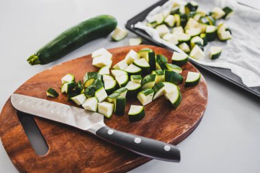 Tahtada kabak dilimlenmiş, yanında bıçak, sağlıklı tarifler için taze sebze hazırlığı.