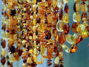 Boncuk zincirli Baltık kehribarı. Amber - Üçüncü Çağ 'da soyu tükenmiş kozalaklı ağaçlar tarafından üretilen sert yarı saydam fosilleşmiş reçine..