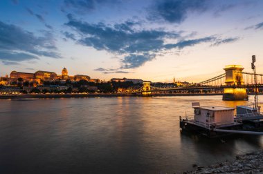 Budapeşte 'de gece zinciri köprüsü, hungary