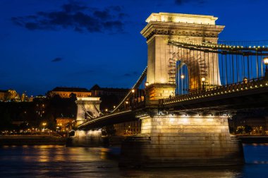 Budapeşte 'de gece zinciri köprüsü, hungary