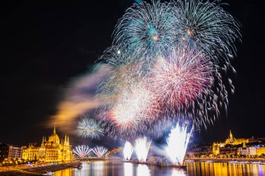 Tuna Nehri Budapeşte, Macaristan için üzerinde havai fişek