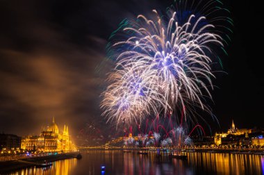 Tuna Nehri Budapeşte, Macaristan için üzerinde havai fişek