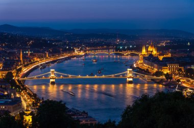 Budapeşte 'de gece zinciri köprüsü, hungary