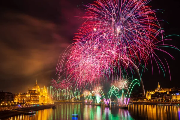 Fuegos Artificiales Sobre Río Danubio Budapest Hungría Imagen de stock