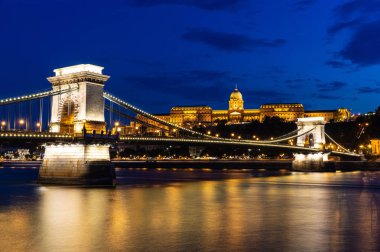 Budapeşte 'de gece zinciri köprüsü, hungary