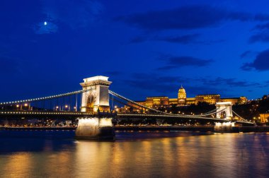Budapeşte 'de gece zinciri köprüsü, hungary