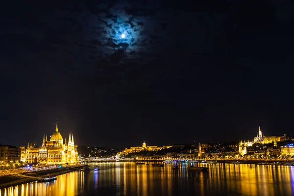 Будапештский Парламент Ночью — стоковое фото