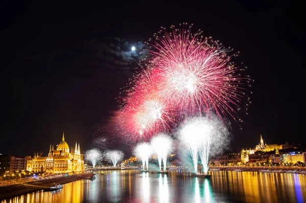 Фейерверк Над Дунаем Будапеште Венгрия Стоковое Изображение