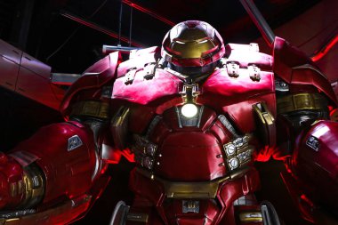 Las Vegas, Nv, Usa - 09 Ekim 2017 Las Vegas Strip 'teki Treasure Island Otel ve Kumarhanesindeki Tony Stark üssünde Hulk Buster Demir Adam kostümü.