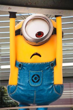 Osaka, Japonya - 19 Temmuz 2019: Universal Stüdyoları Japonya 'da bulunan Mutlu Minyon heykeline yakın çekim. Minyonlar Despicable Me animasyonundan ünlü karakterlerdir..