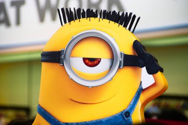 Osaka, Japonya - 19 Temmuz 2019: Universal Stüdyoları Japonya 'da bulunan Mutlu Minyon heykeline yakın çekim. Minyonlar Despicable Me animasyonundan ünlü karakterlerdir..