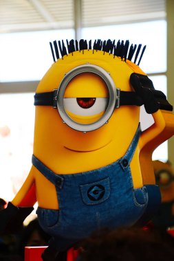 Osaka, Japonya - 19 Temmuz 2019: Universal Stüdyoları Japonya 'da bulunan Mutlu Minyon heykeline yakın çekim. Minyonlar Despicable Me animasyonundan ünlü karakterlerdir..