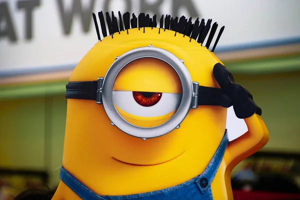 Osaka, Japonya - 19 Temmuz 2019: Universal Stüdyoları Japonya 'da bulunan Mutlu Minyon heykeline yakın çekim. Minyonlar Despicable Me animasyonundan ünlü karakterlerdir..