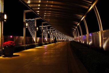 Costa Mesa, Ca / Usa - 4 Kasım 2017: Bahçeler Köprüsü, Güney Sahili Plaza 'nın iki yakasını birbirine bağlayan yaya yolu.