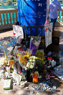 Las Vegas, Nv / Usa - 07 Ekim 2017: Mandalay Bayrağı yakınlarındaki Las Vegas Bulvarı 'nda vurulan kurbanların anma mesajı.