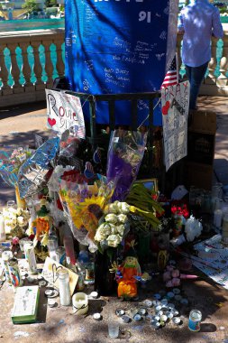 Las Vegas, Nv / Usa - 07 Ekim 2017: Mandalay Bayrağı yakınlarındaki Las Vegas Bulvarı 'nda vurulan kurbanların anma mesajı.