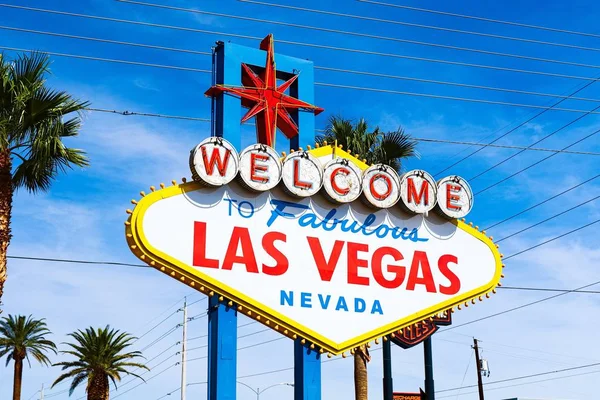 The Welcome to Fabulous Las Vegas sign on bright sunny day in Las Vegas.Welcome to Never Sleep city Las Vegas, Nevada Sign with the heart of Las Vegas scene in the background. — Stock Image Welcome Fabulous Las Vegas Sign Bright Sunny Day Las Vegas Stock Photo