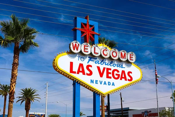 The Welcome to Fabulous Las Vegas sign on bright sunny day in Las Vegas.Welcome to Never Sleep city Las Vegas, Nevada Sign with the heart of Las Vegas scene in the background. — Stock Image Welcome Fabulous Las Vegas Sign Bright Sunny Day Las Vegas Stock Photo