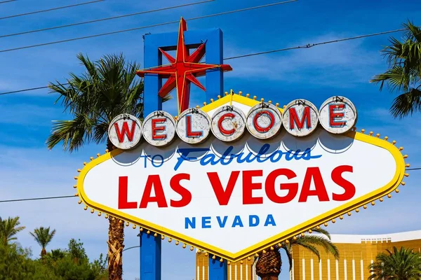 The Welcome to Fabulous Las Vegas sign on bright sunny day in Las Vegas.Welcome to Never Sleep city Las Vegas, Nevada Sign with the heart of Las Vegas scene in the background. — Stock Image Welcome Fabulous Las Vegas Sign Bright Sunny Day Las Vegas Stock Image