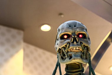 Osaka, Japonya - 13 Nisan 2019 Terminatör 3d 'deki T-800 iskeletinin fotoğrafı, Terminatör 6 Dark Fate 2019 yakında geliyor..