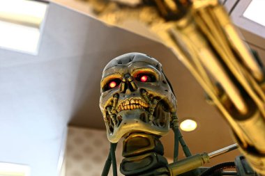 Osaka, Japonya - 13 Nisan 2019 Terminatör 3d 'deki T-800 iskeletinin fotoğrafı, Terminatör 6 Dark Fate 2019 yakında geliyor..