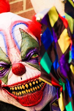 Cadılar Bayramı partisinin korku palyaçosunu kapatın. Ayakta duran korkunç palyaço. Korkunç kötü bir palyaçoya yakın çekim. Korkunç kötü bir palyaçoya yakın çekim..