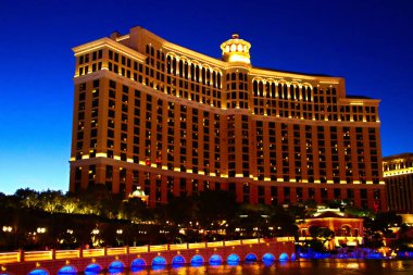 Las Vegas, Nv / Usa - 18 Eylül 2018 Las Vegas 'taki Bellagio Otel ve Kumarhanesi' nin arkasında gün batımı. Bellagio Las Vegas Bulvarı 'nda lüks bir otel ve kumarhane. Bellagio 1998 'de açıldı..