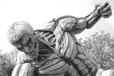 Osaka, Japonya - 21 Ocak 2017: Titan 'a saldırı Universal Stüdyoları Japonya' da başladı ve Shingeki no Kyojin heykelinin ölçeğini yakaladı