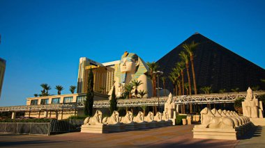 Las Vegas, Nv / Usa - 15 Sep, 2018: Luxor Hotel ve Casino 'dan Sphinx ve Pyramid Oteli heykeli. Las Vegas' taki çarpıcı tasarımı nedeniyle popüler Vegas 'ta en çok tanınan oteller..