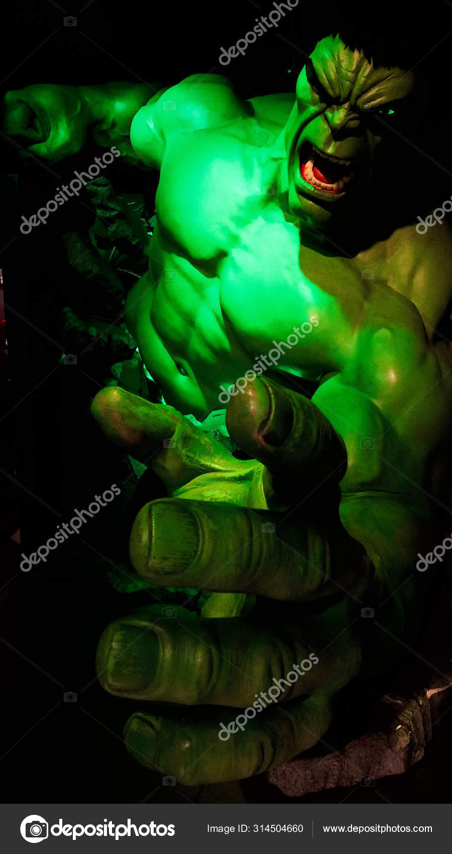 giant hulk figure