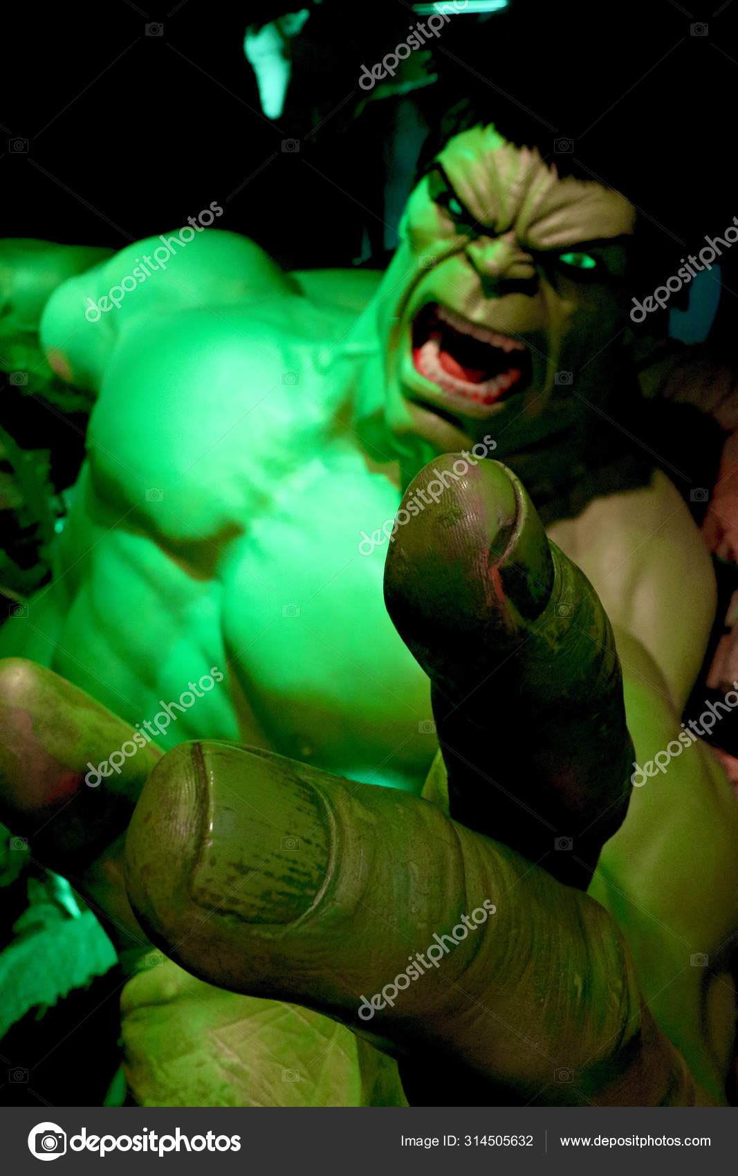 giant hulk figure