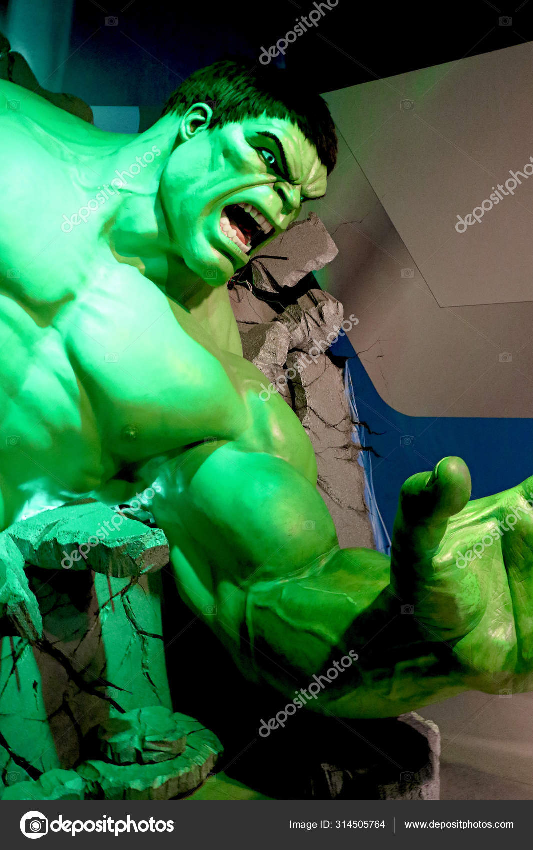 giant hulk figure
