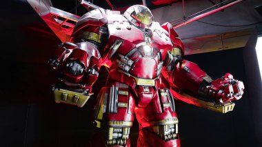 Las Vegas, Nv, Usa - 09 Ekim 2017 Las Vegas Strip 'teki Treasure Island Otel ve Kumarhanesindeki Tony Stark üssünde Hulk Buster Demir Adam kostümü.