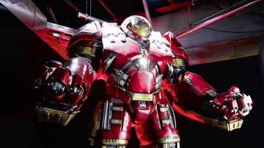 Las Vegas, Nv, Usa - 09 Ekim 2017 Las Vegas Strip 'teki Treasure Island Otel ve Kumarhanesindeki Tony Stark üssünde Hulk Buster Demir Adam kostümü.