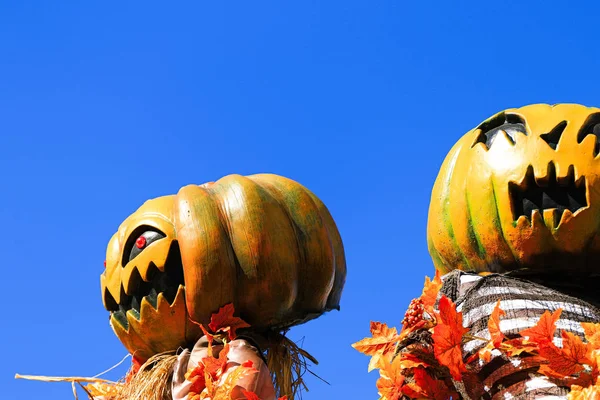 ハロウィンの装飾コンセプトジャック オランタン ヴィンテージランタン カボチャ 頭蓋骨 秋の葉の近くにあります カラフルなハロウィン ハッピーハロウィンシーンの背景 — ストック写真