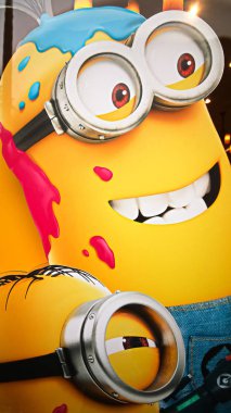 Osaka, Japonya - 14 Ocak 2019: Japonya Universal Stüdyoları 'nda bulunan Mutlu Minyon heykeline yakın çekim. Minyonlar Despicable Me animasyonundan ünlü karakterlerdir..