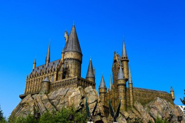 Osaka, Japonya - 5 Kasım 2018: Osaka şehrindeki Universal Stüdyoları 'ndaki Hogwarts kalesi.