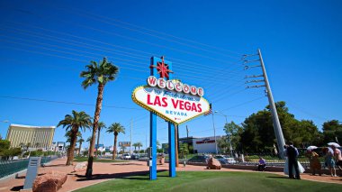 Güneşli bir günde Muhteşem Las Vegas tabelasına hoş geldiniz. Las Vegas 'ın kalbinde 