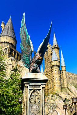 Osaka, Japonya - 5 Kasım 2018: Osaka şehrindeki Universal Stüdyoları 'ndaki Hogwarts kalesi.