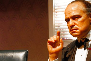 Los Angeles, Ca - 28 Ekim 2013: Marlon Brando 'nun Baba Don Vito Corleone rolündeki mumu, Marlon Brando' nun balmumu figürü - Madame Tussauds Hollywood.