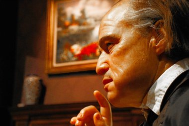 Los Angeles, Ca - 28 Ekim 2013: Marlon Brando 'nun Baba Don Vito Corleone rolündeki mumu, Marlon Brando' nun balmumu figürü - Madame Tussauds Hollywood.